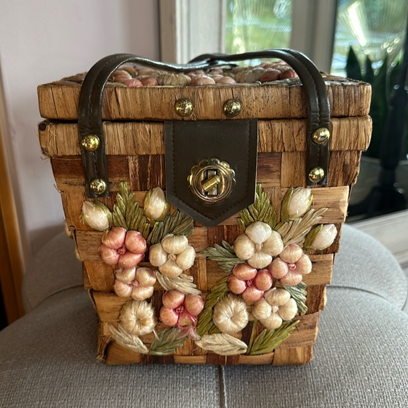 Vintage Handbags - 🎉HP🎉 Vintage Retro Madmen 3D floral raffia Wicker 60s basket purse handbag